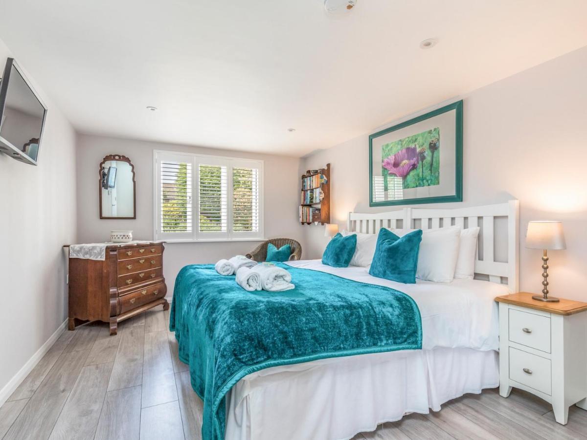 Pass The Keys Charming Apartment Attached To Thatched Cottage Chichester Bagian luar foto