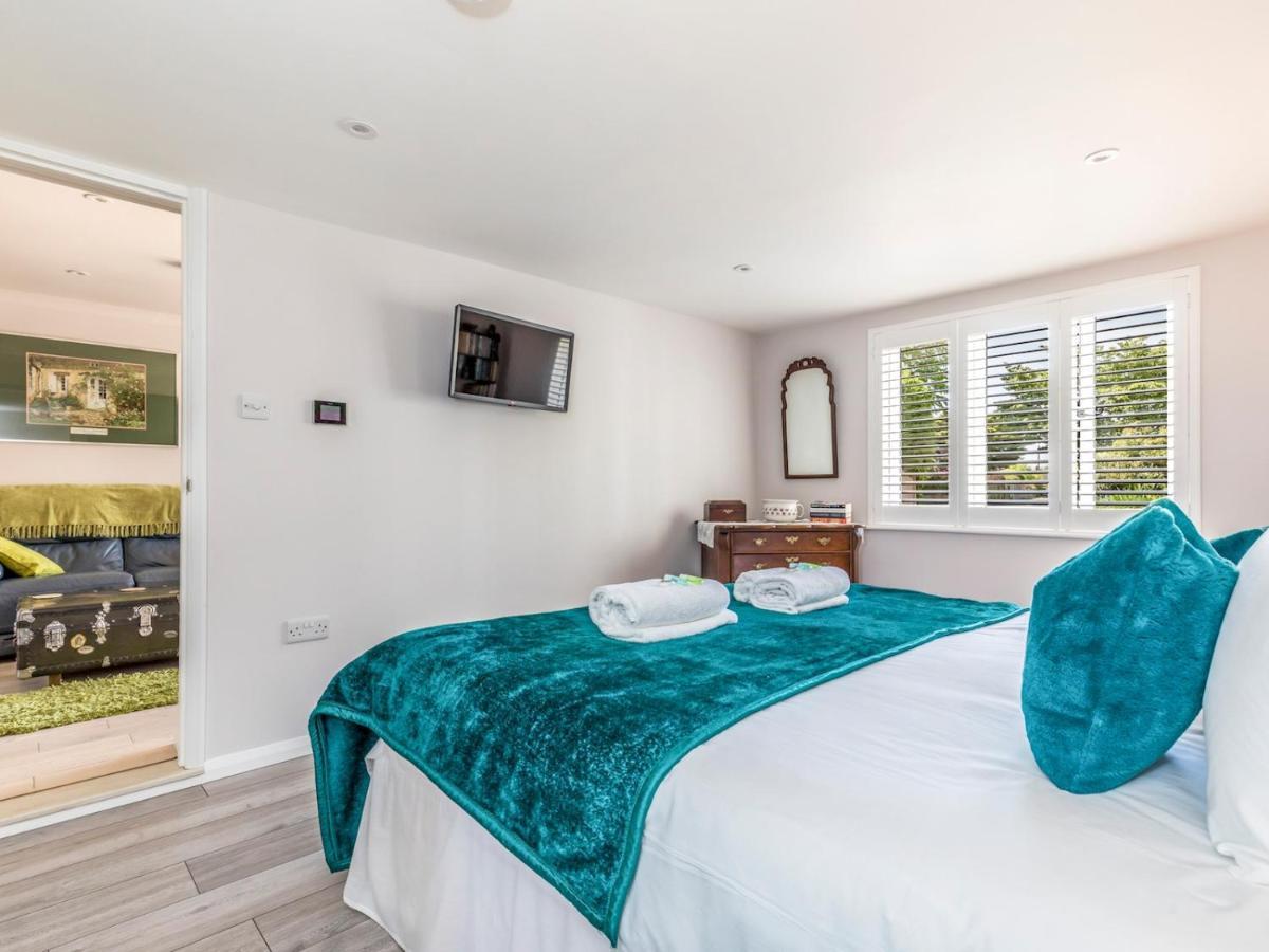 Pass The Keys Charming Apartment Attached To Thatched Cottage Chichester Bagian luar foto