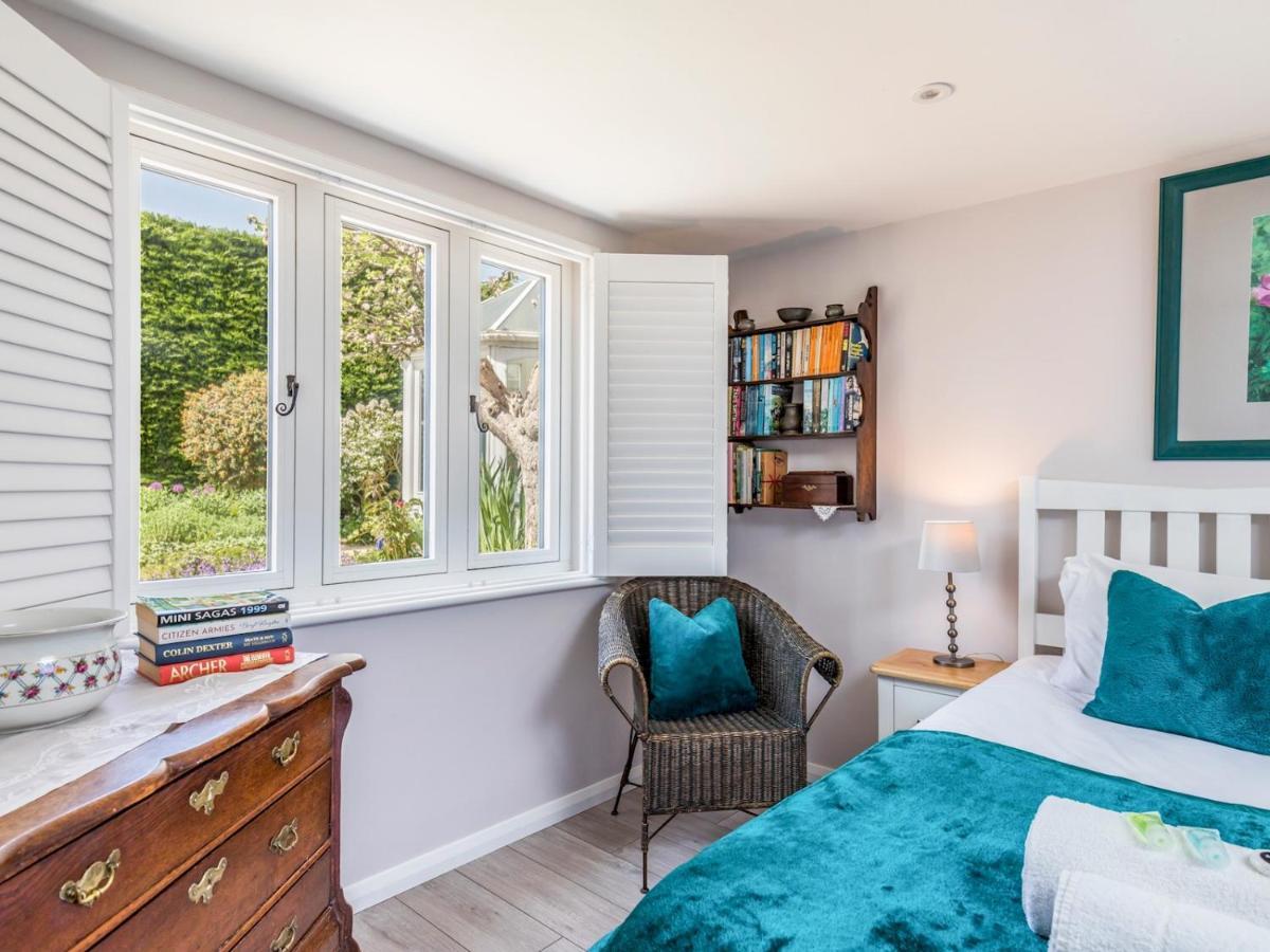 Pass The Keys Charming Apartment Attached To Thatched Cottage Chichester Bagian luar foto