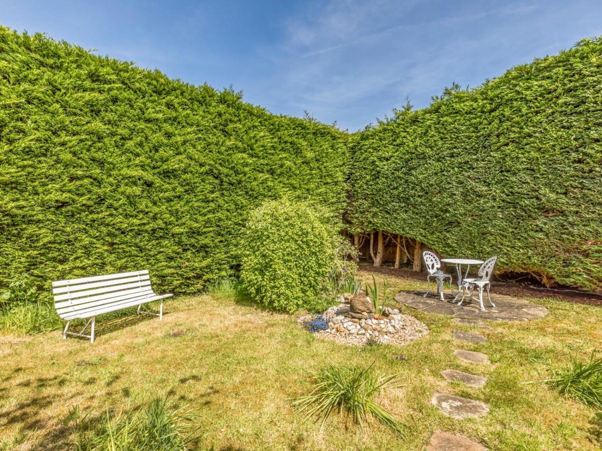 Pass The Keys Charming Apartment Attached To Thatched Cottage Chichester Bagian luar foto