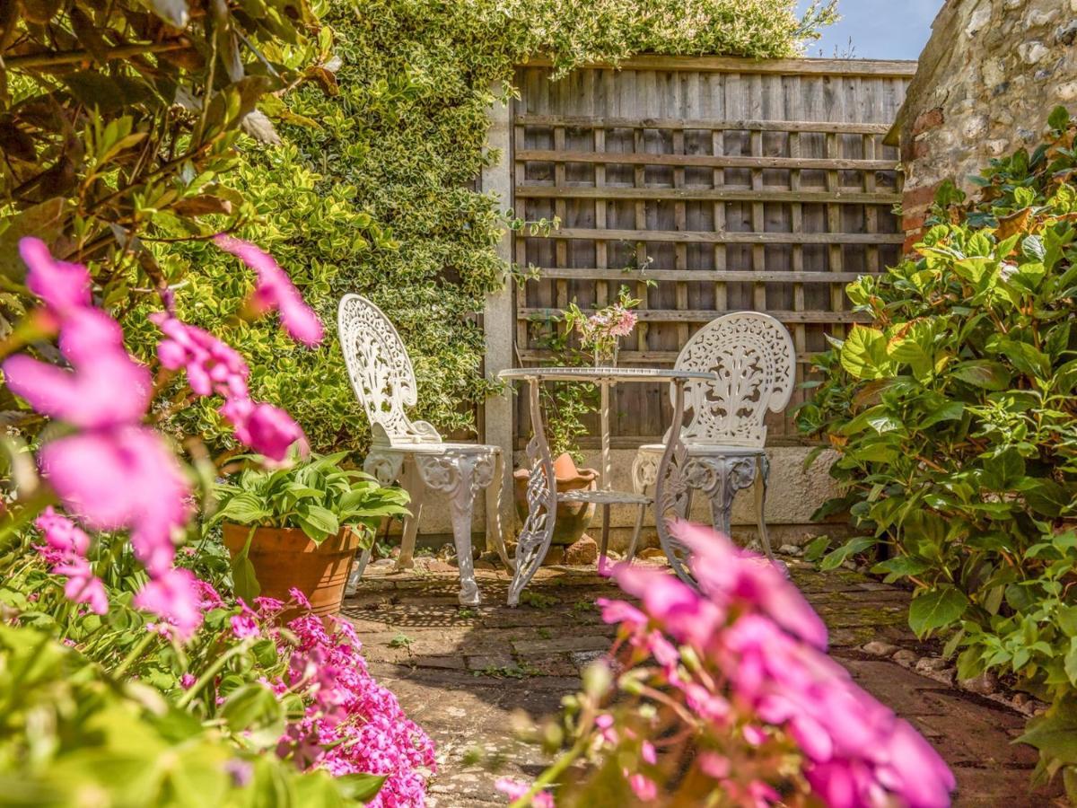 Pass The Keys Charming Apartment Attached To Thatched Cottage Chichester Bagian luar foto