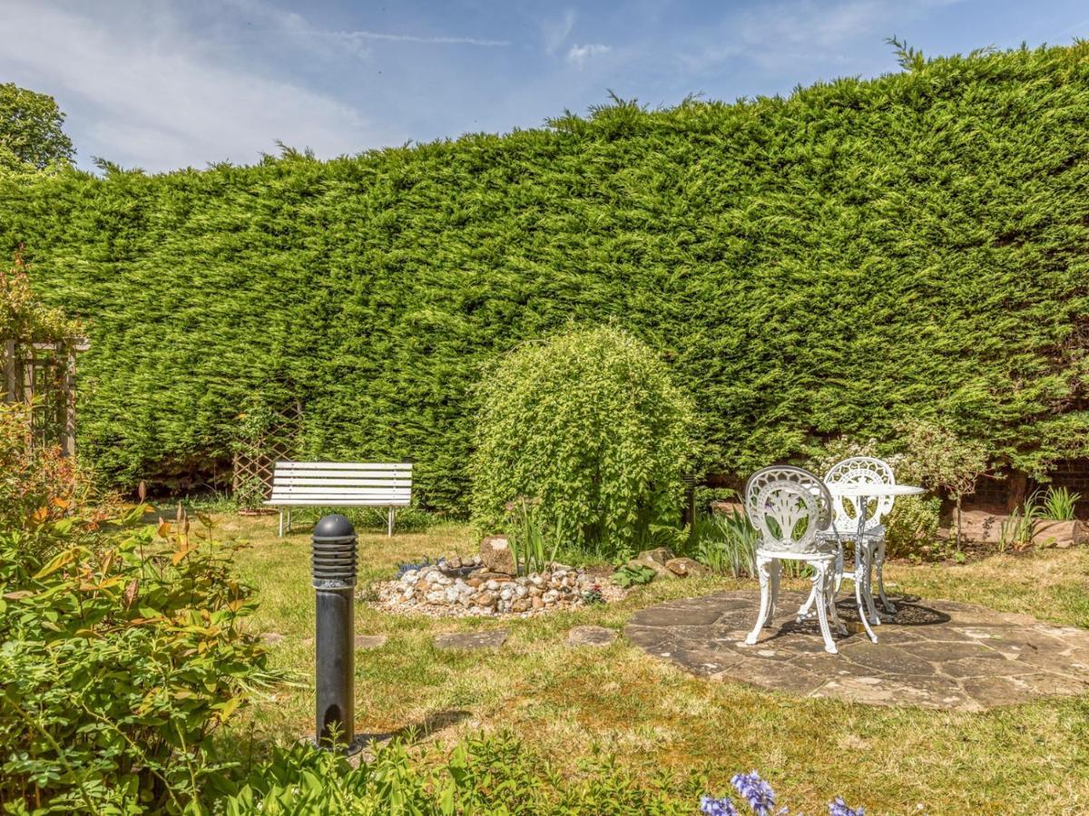 Pass The Keys Charming Apartment Attached To Thatched Cottage Chichester Bagian luar foto