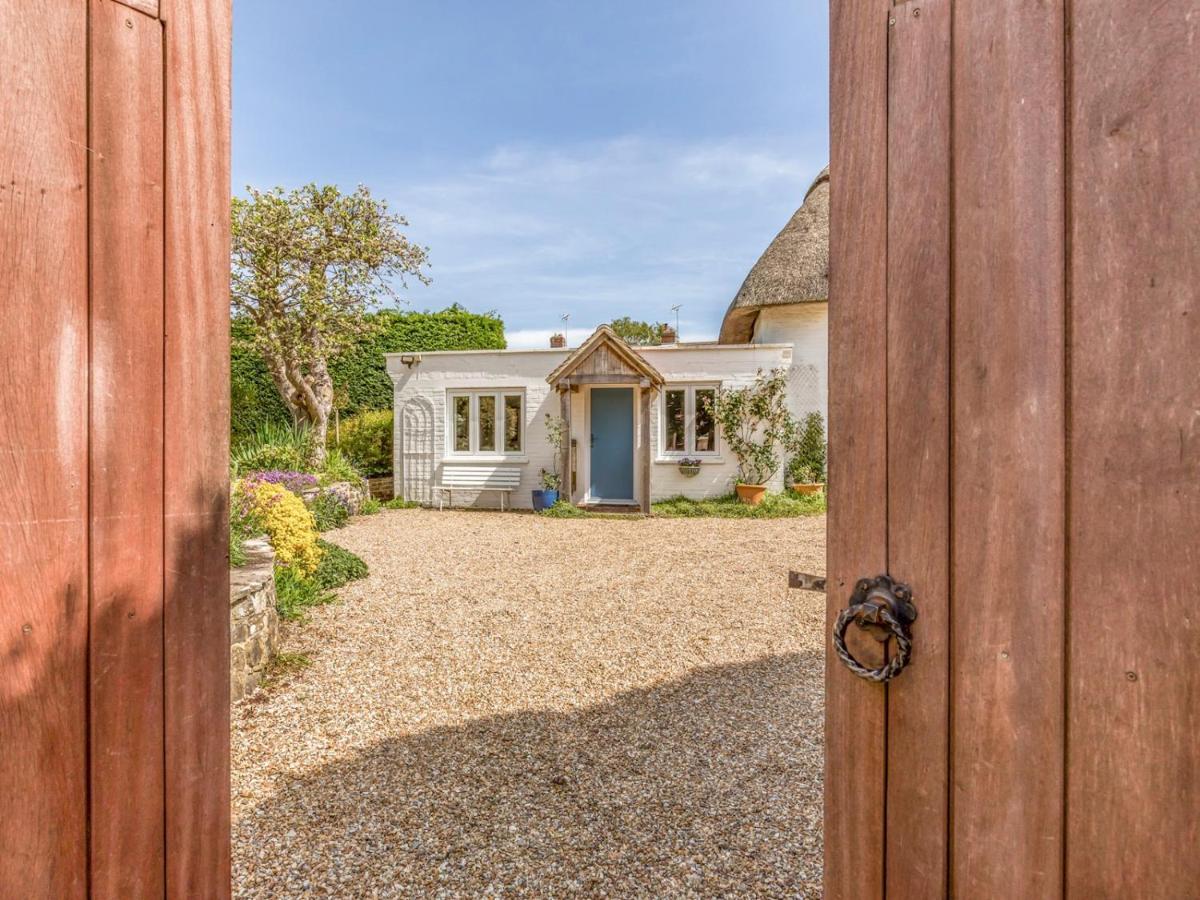 Pass The Keys Charming Apartment Attached To Thatched Cottage Chichester Bagian luar foto