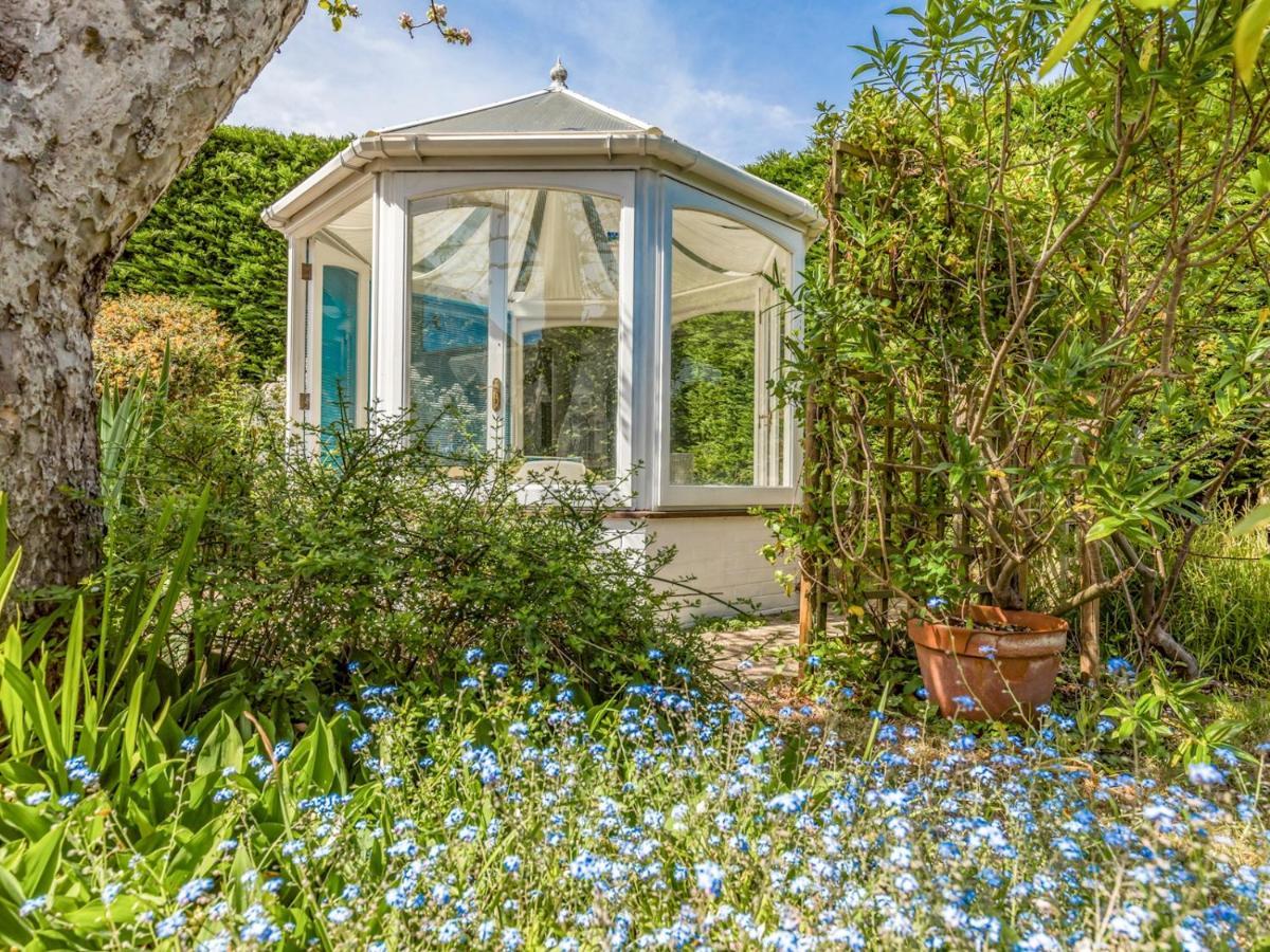 Pass The Keys Charming Apartment Attached To Thatched Cottage Chichester Bagian luar foto